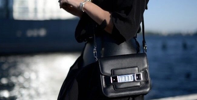 model tas Proenza Schouler